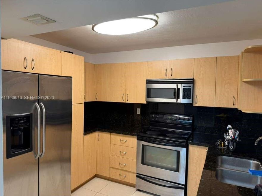 Beautiful 1-bedroom, 1.5-bath condo in the heart of Aventura! Prime location just minutes from Aventura Mall, Brightline, fine dining, nightlife, and stunning beaches. Walking distance to multiple synagogues and premier shopping.
40-Year Certification Completed.
Perfect for end-users or investors—live in Aventura today and rent after one year.
Approved 5% down financing available with approved lender.