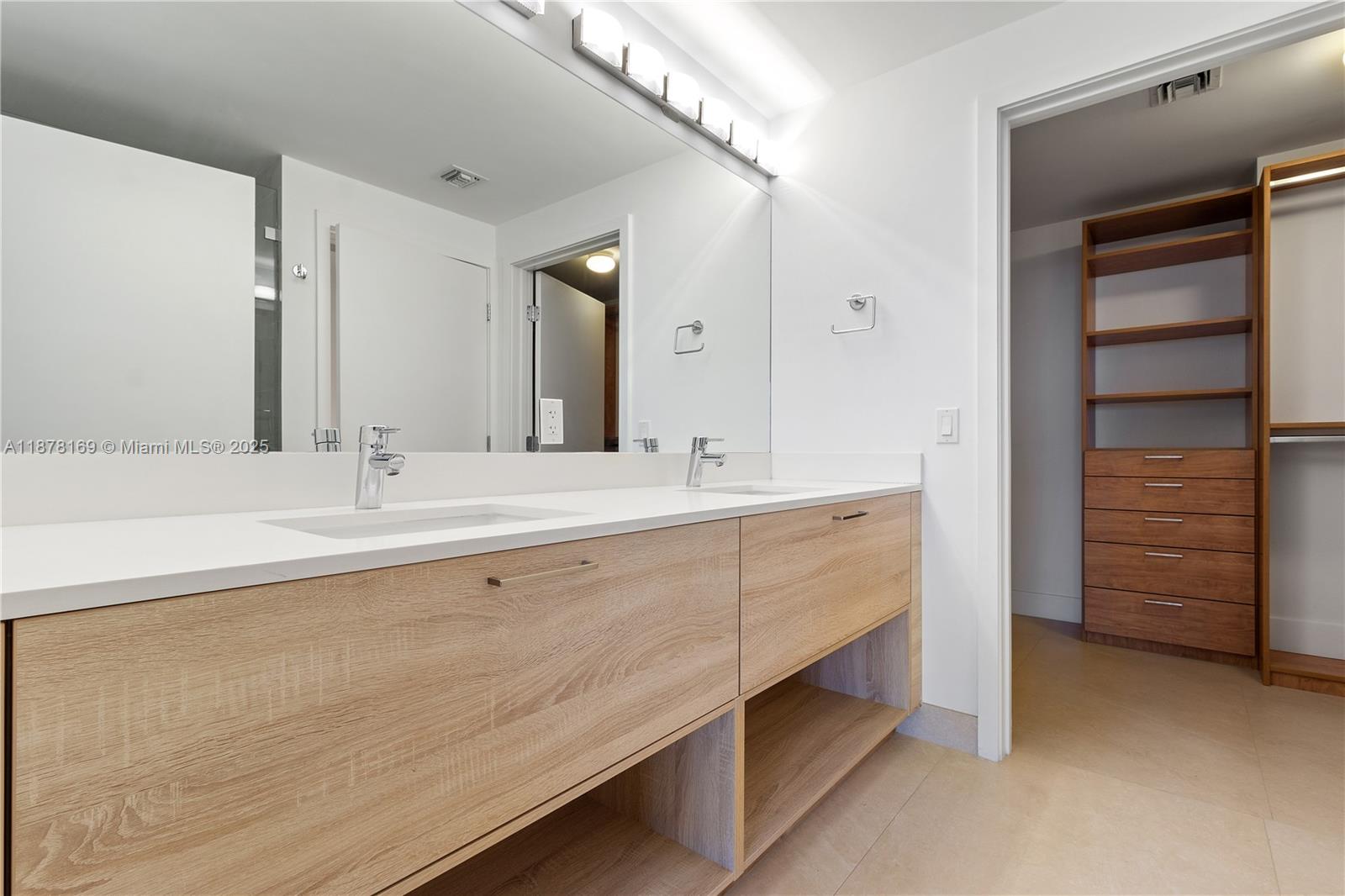 THE HARBOUR SOUTH CONDO - Residential