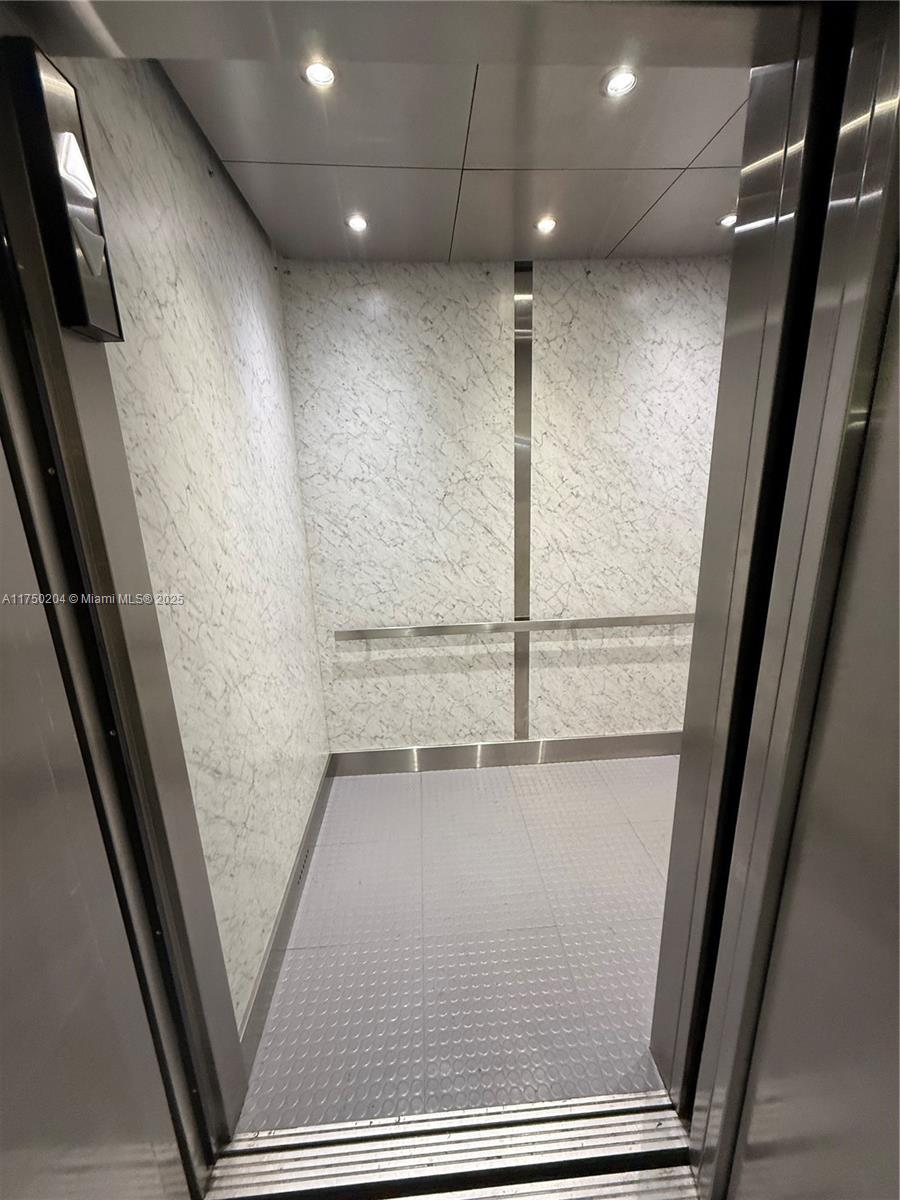 BUILDING 1A OF COUNTRY CL - Residential