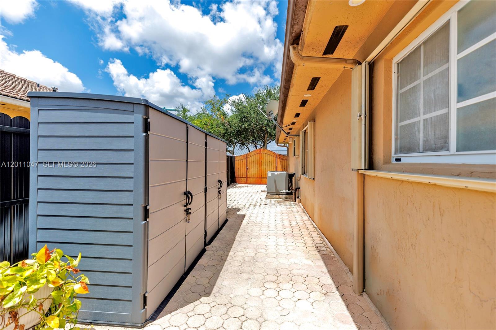 ROYAL LAKE ESTATES - Residential