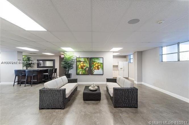 200 LESLIE CONDO - Residential