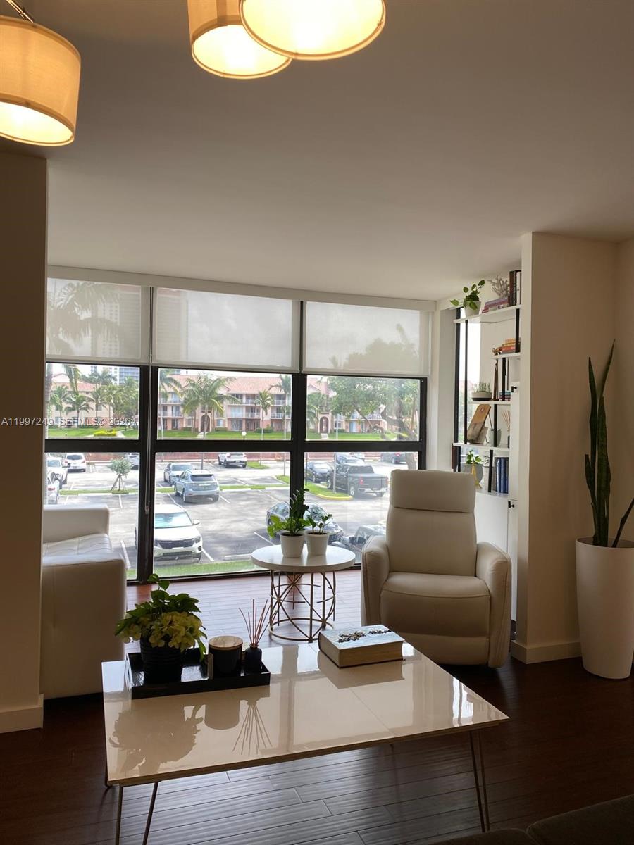 200 LESLIE CONDO - Residential