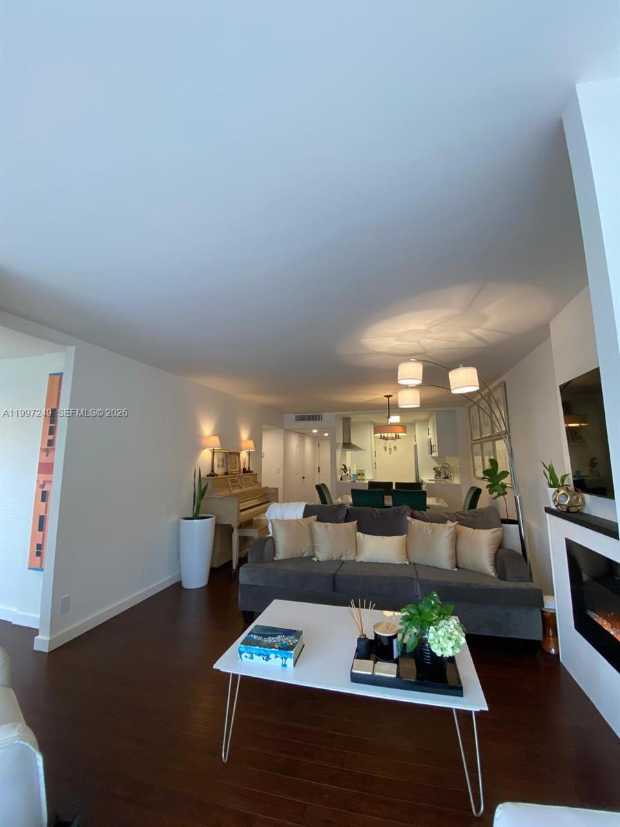 200 LESLIE CONDO - Residential