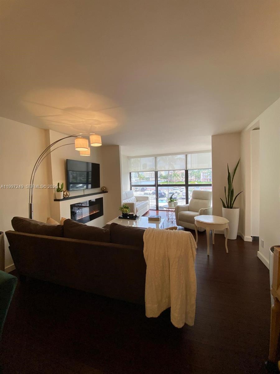 200 LESLIE CONDO - Residential