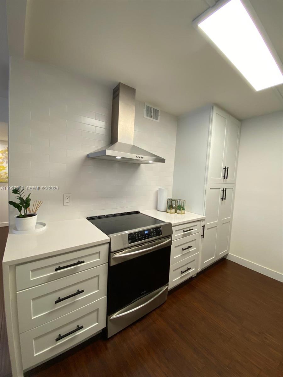 200 LESLIE CONDO - Residential