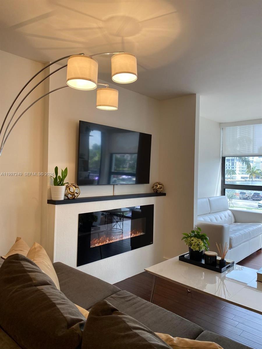 200 LESLIE CONDO - Residential