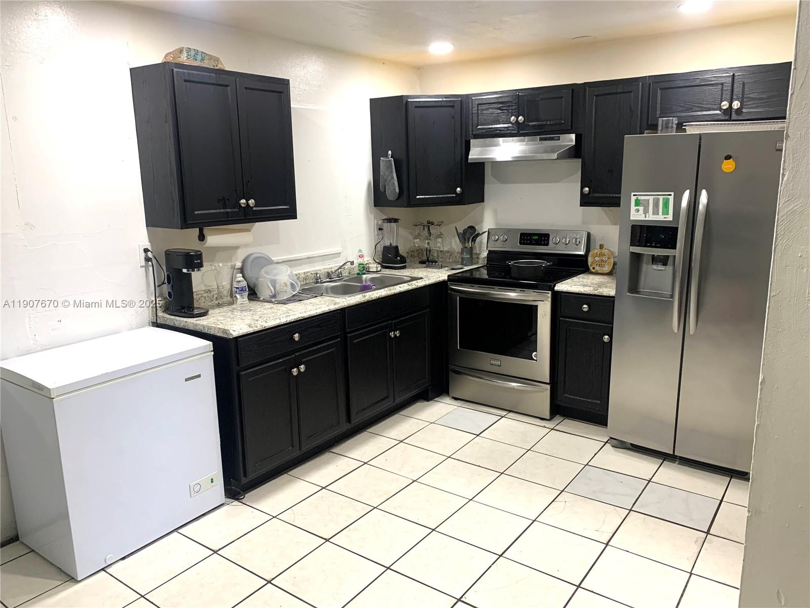 LAUDERHILL MANOR - Residential Lease