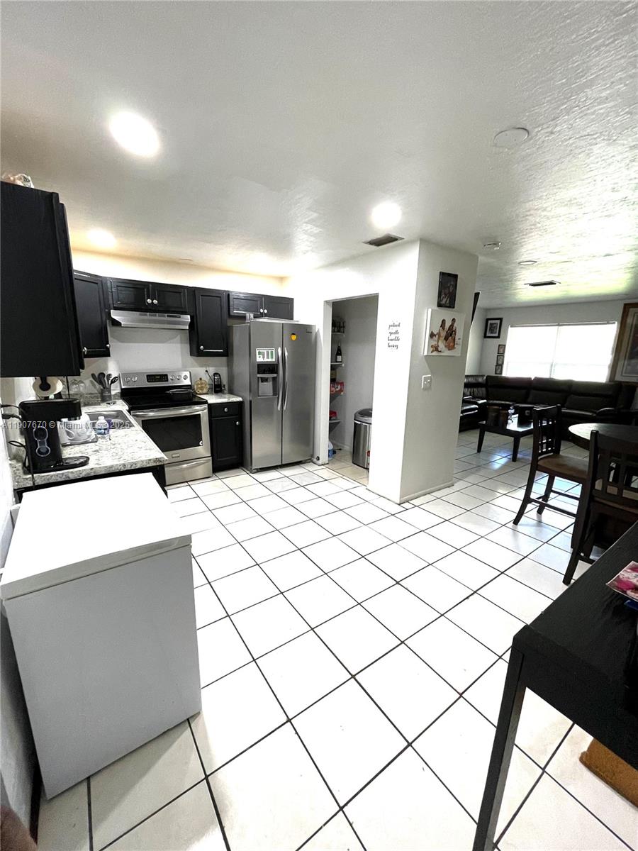 LAUDERHILL MANOR - Residential Lease