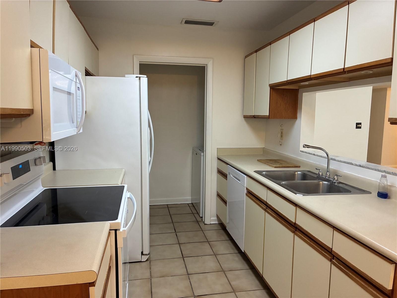 DEVON-AIRE VILLAS SEC 2 - Residential Lease