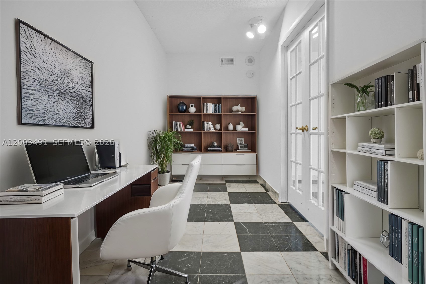 5555 Collins Ave 3C