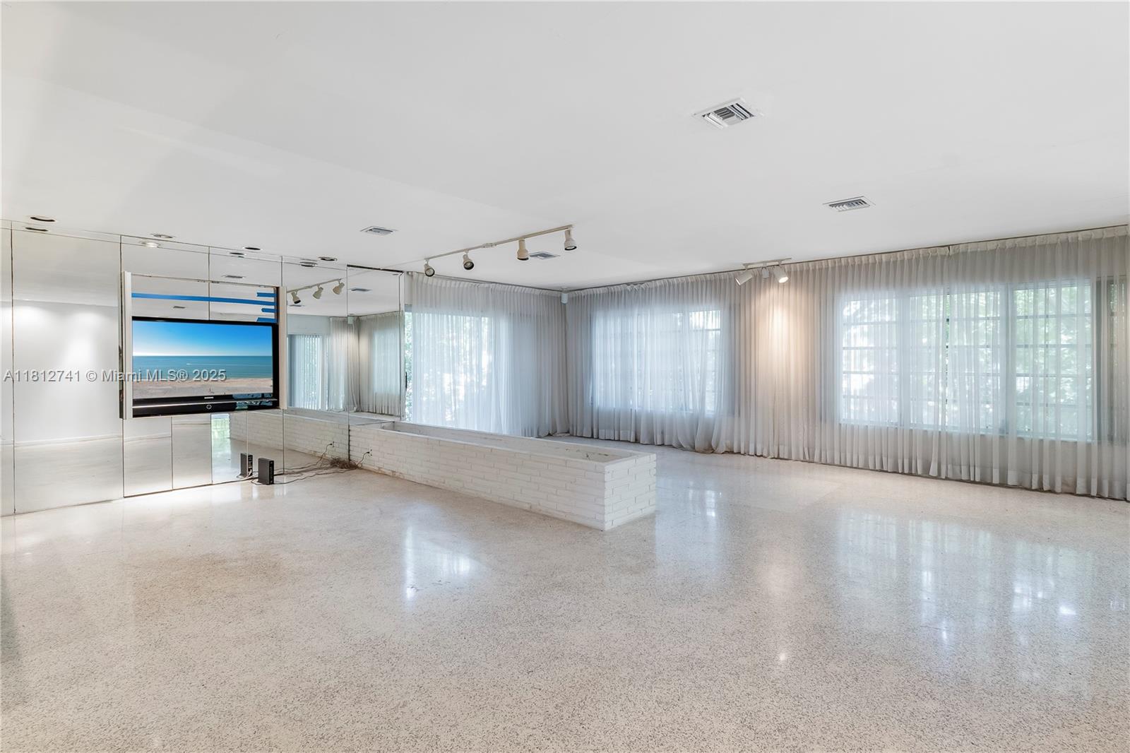 1805 Ixora Rd