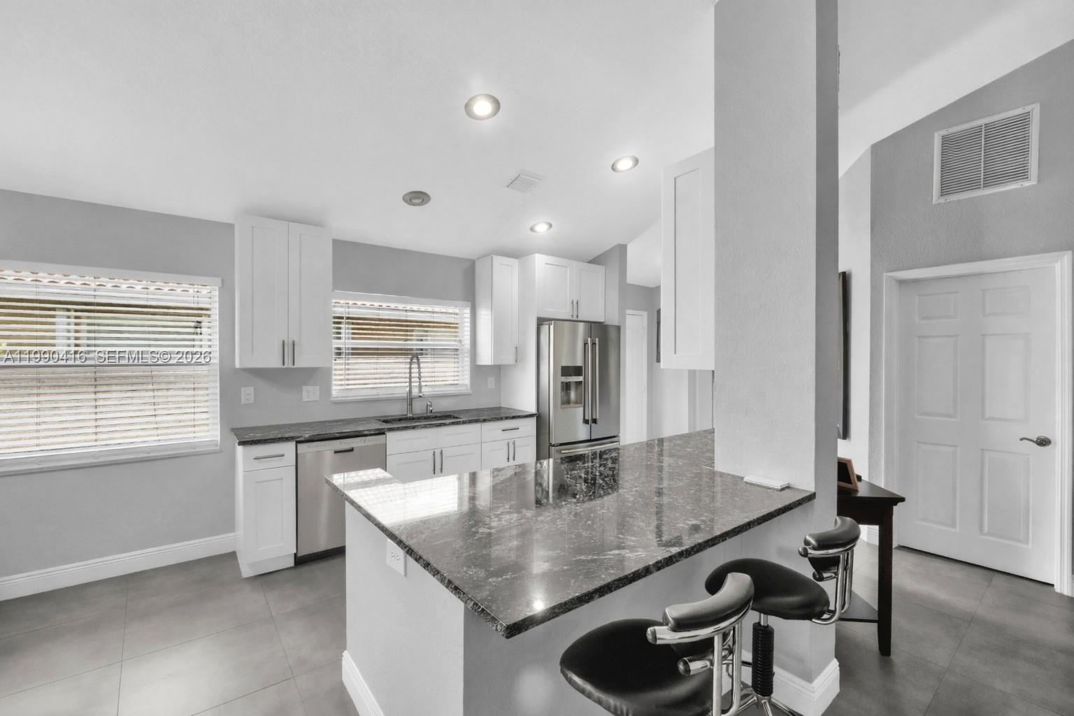 TROPICAL LAKES - Residential