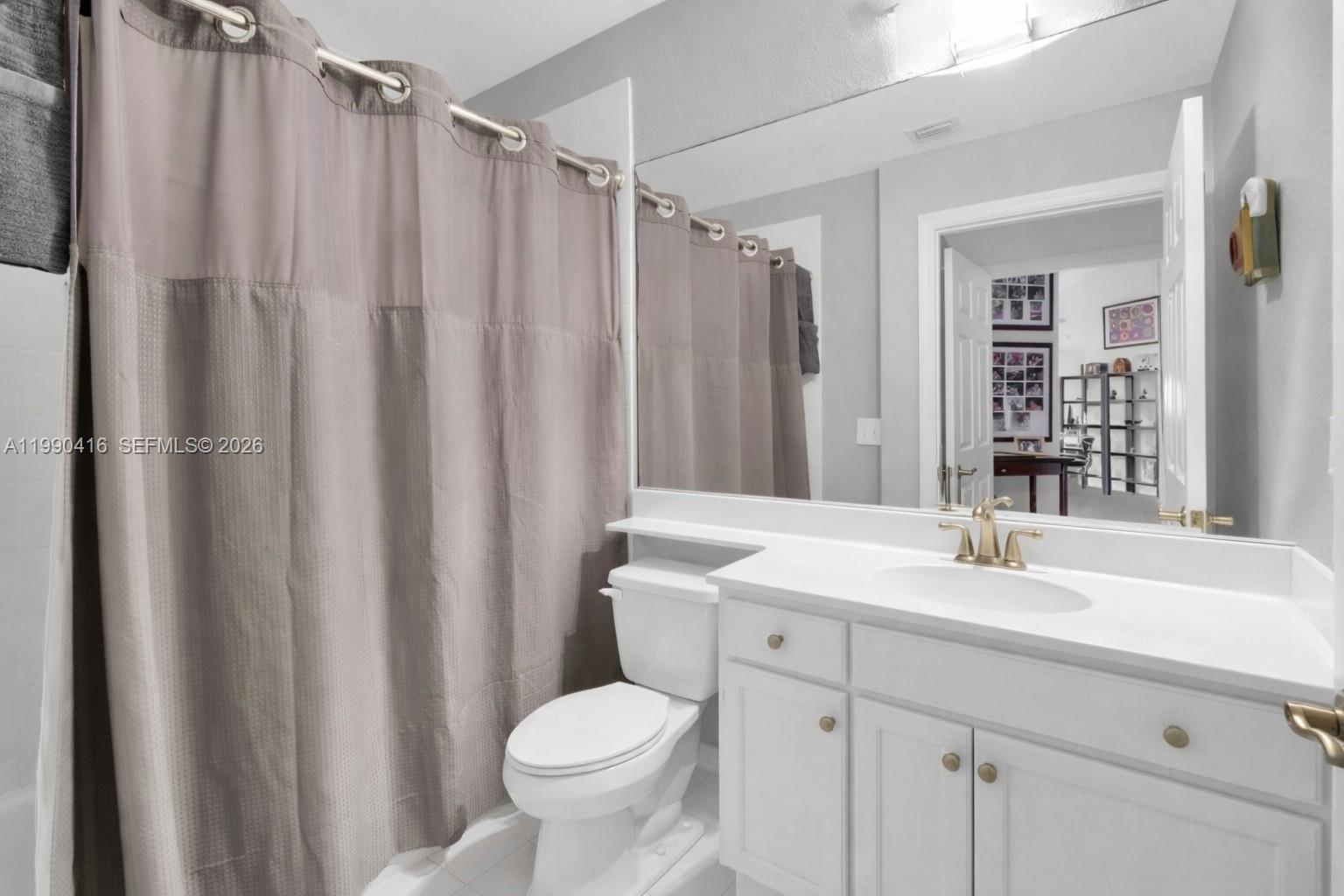 TROPICAL LAKES - Residential