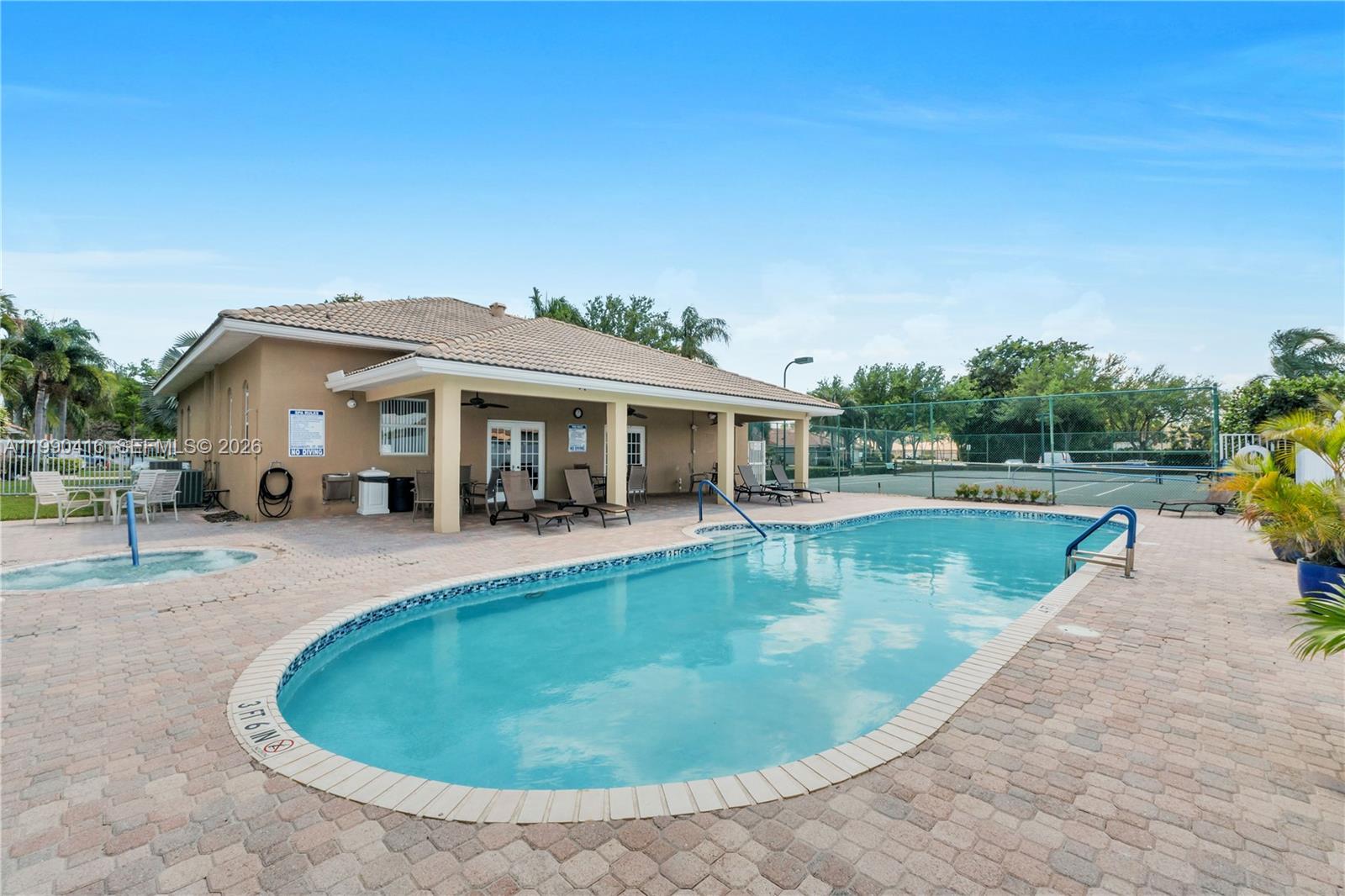 TROPICAL LAKES - Residential