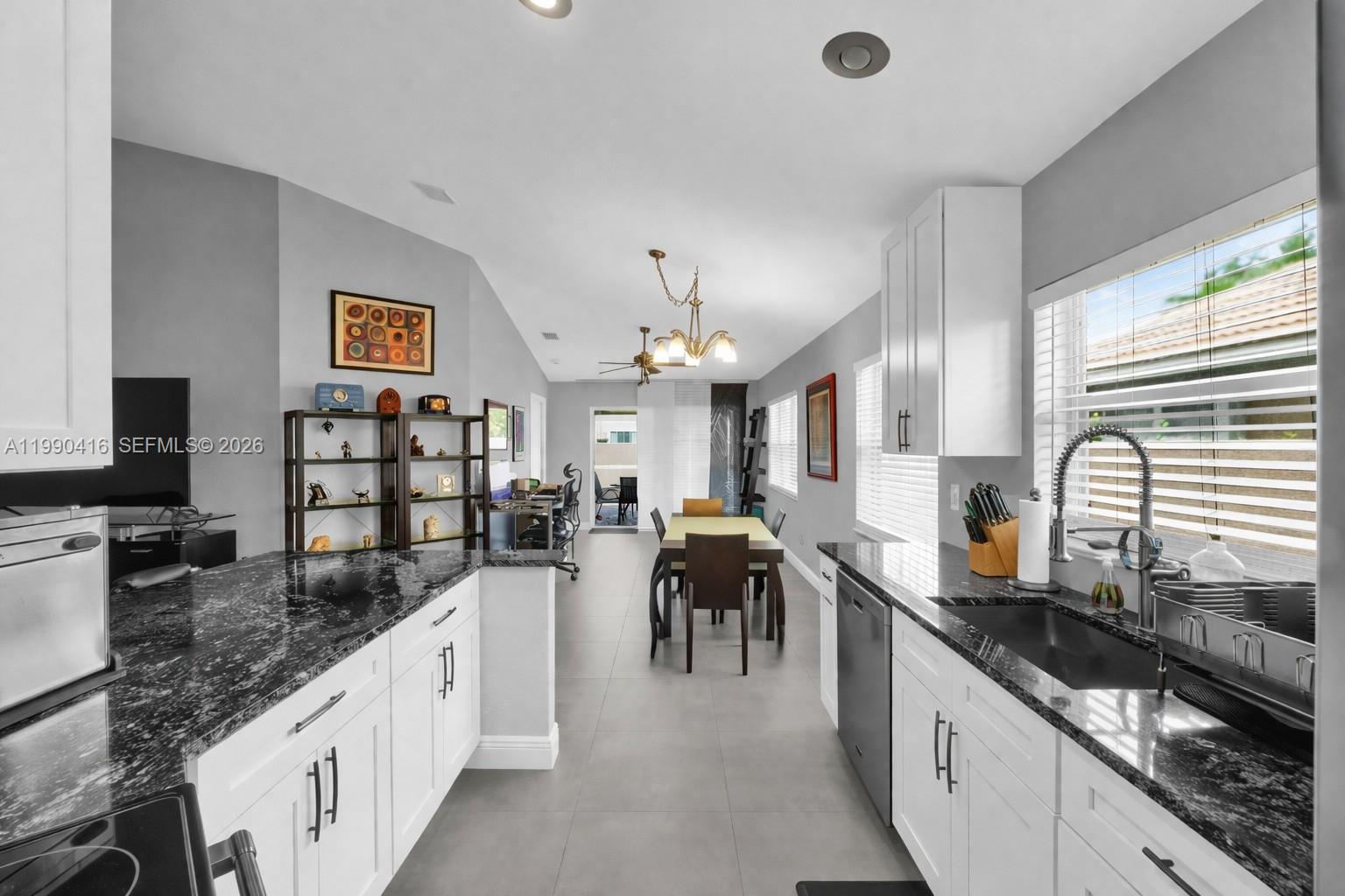 TROPICAL LAKES - Residential