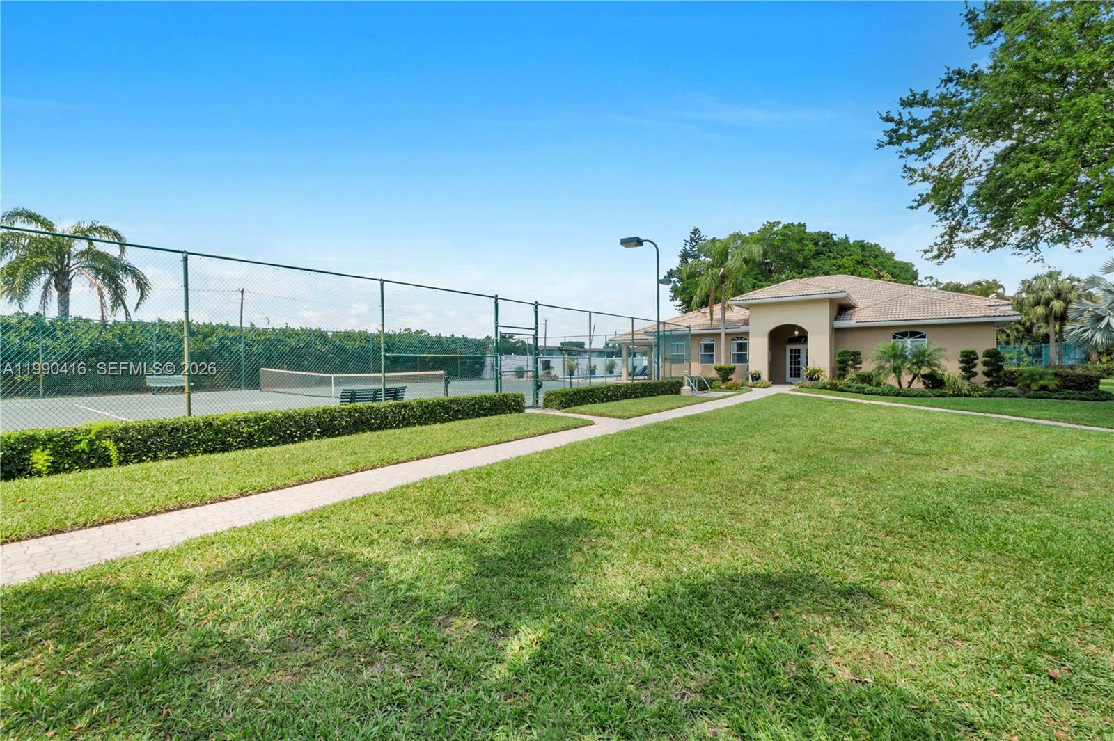 TROPICAL LAKES - Residential