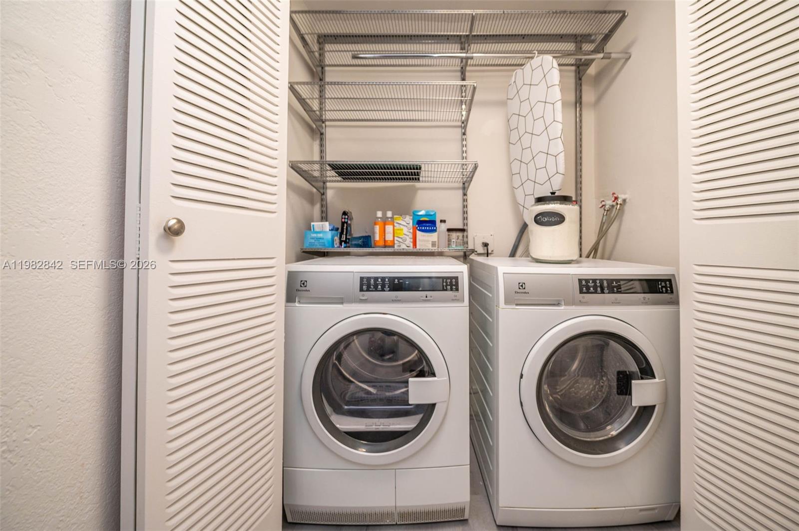 OASIS NO FOUR CONDO - Residential Lease