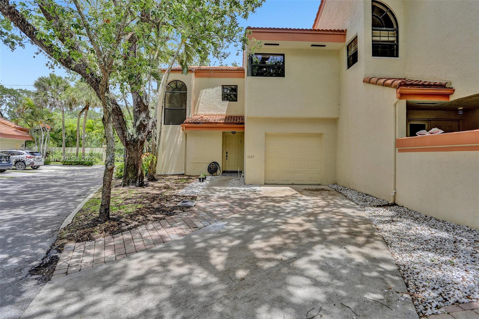 GORGEOUS TOWNHOME 3/2.5 WITH A ONE CAR GARAGE IN THE GATED COMMUNITY OF EMERALD OAK. OVER $200,000 IN UPGRADES! COMPLETELY RENOVATED,ALL COMPLETED IN THE PAST YEAR . NEW MODERN TILE FLOOR THROUGHOUT, LED LIGHTS, OPEN CONCEPT KITCHEN WITH EXPENSIVE MARBLE COUNTER TOP AND HIGH END APPLIANCES,GLASS STAIRCASE LEADING TO THE SECOND FLOOR, BUILT IN CLOSETS, BEAUTIFUL MODERN BATHROOMS. THE COMMUNITY HAS A POOL AND IS LOCATED ACROS FROM TY PARK. ASSOCIATION FEE INCLUDES: WATER, SEWER, INSURANCE AND MORE...