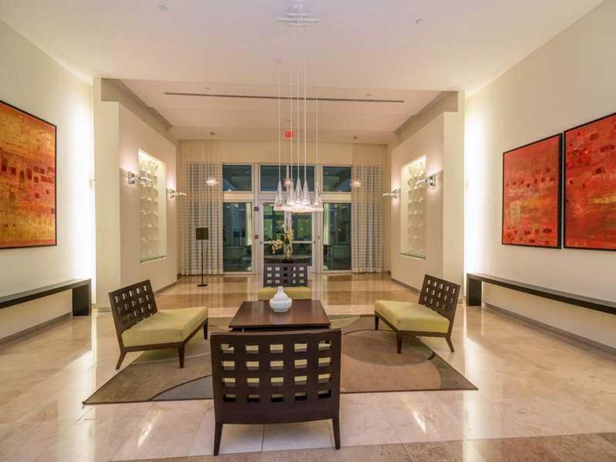 Wonderful 2/2 rental in the Heart of Dadeland. Walk to Publix, Metrorail and easy access to major roads and minutes away from Matheson HammockandFairchild Tropical Garden. Building features an excellent gym and pool. valet and full time management on site . Excellent gym and pool, Easy to Show!