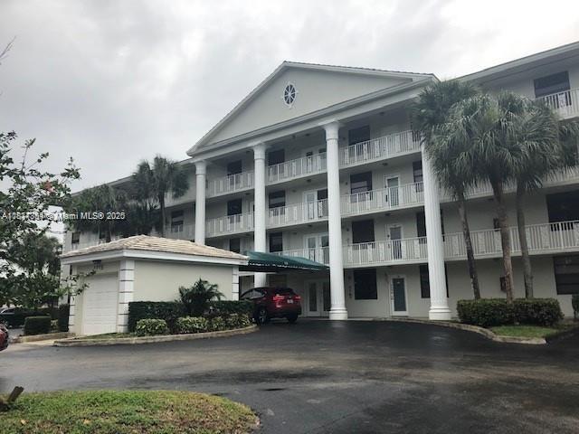 THIS LOVELY UNIT FACING THE LAKE, FEATURES SPACIOUS FLOOR PLAN WITH A RESURFACE KITCHEN CABINETS AND NEW STAINLESS STEEL APPLIANCES. UNIT IS IN THE PROCESS OR HAVING NEW LAMINATE FLOORING THRU OUT LIVIN AREAS AND BOTH BEDROOMS & FRESHLY PAINTED THRU OUT/ WITH NEW MODERN BASEBORADS THRU OUT THE UNIT. THE LAUNDRY ROOM WITH A FULL SIZE WASHER AND DRYER WITH AN EXTRA ROOM CAN BE USE AS A DEN OR OFFICE. PRIVATE COUNTRY CLUB COMMUNITY WITH USE OF AMENITIES INCLUDED IN RENT. POOL AND SMALL CLUBHOUSE IN WHITEHALL PLUS 2 COUNTRY CLUB RESTAURANTS, GYM, OLYMPIC POOL, TENNIS. NEAR NOVA UNIVERSITY, PUBLIX AND RETAIN SHOPPING. MINUTES TO 595. Tenant to pay R1S1 Realty $100.00 Screening Fee. Per Association 660 Credit Score. must see.