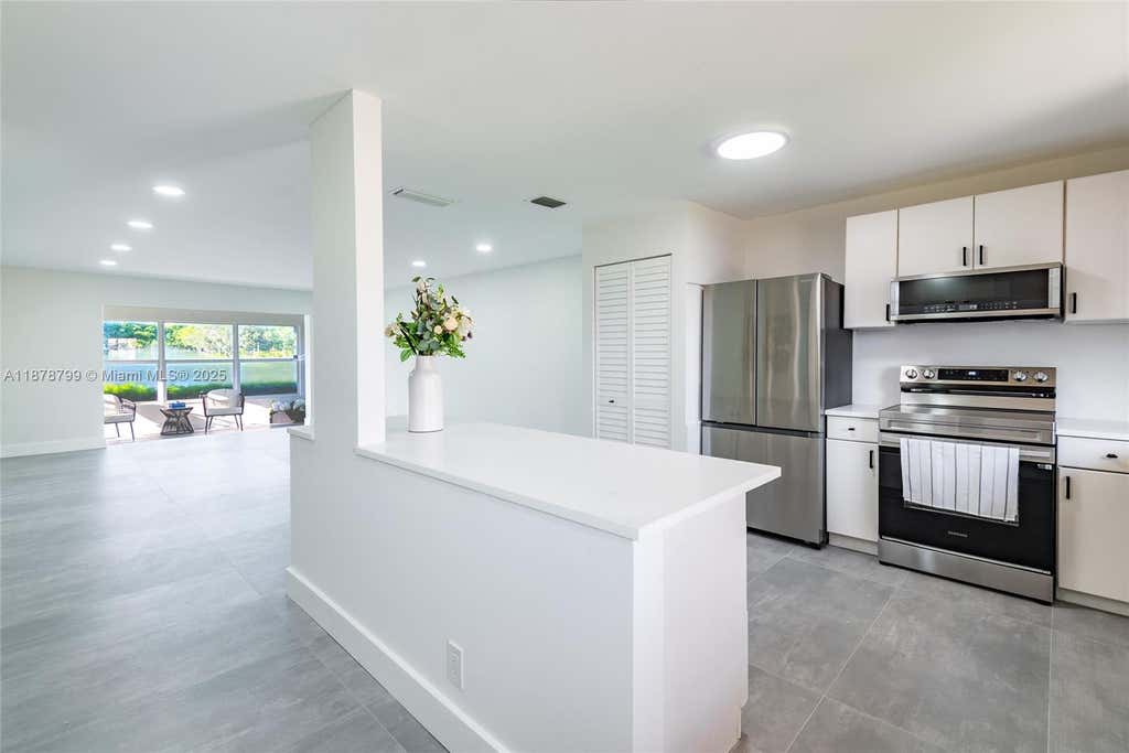 Photo of 604 Laconia Cir #B, Lake Worth, FL 33467 (MLS # A11878799)