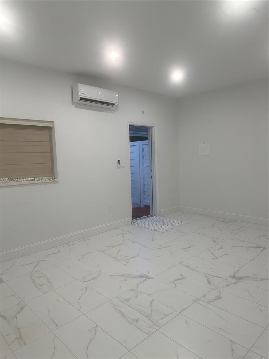 LINDGREN WEST - Residential Lease