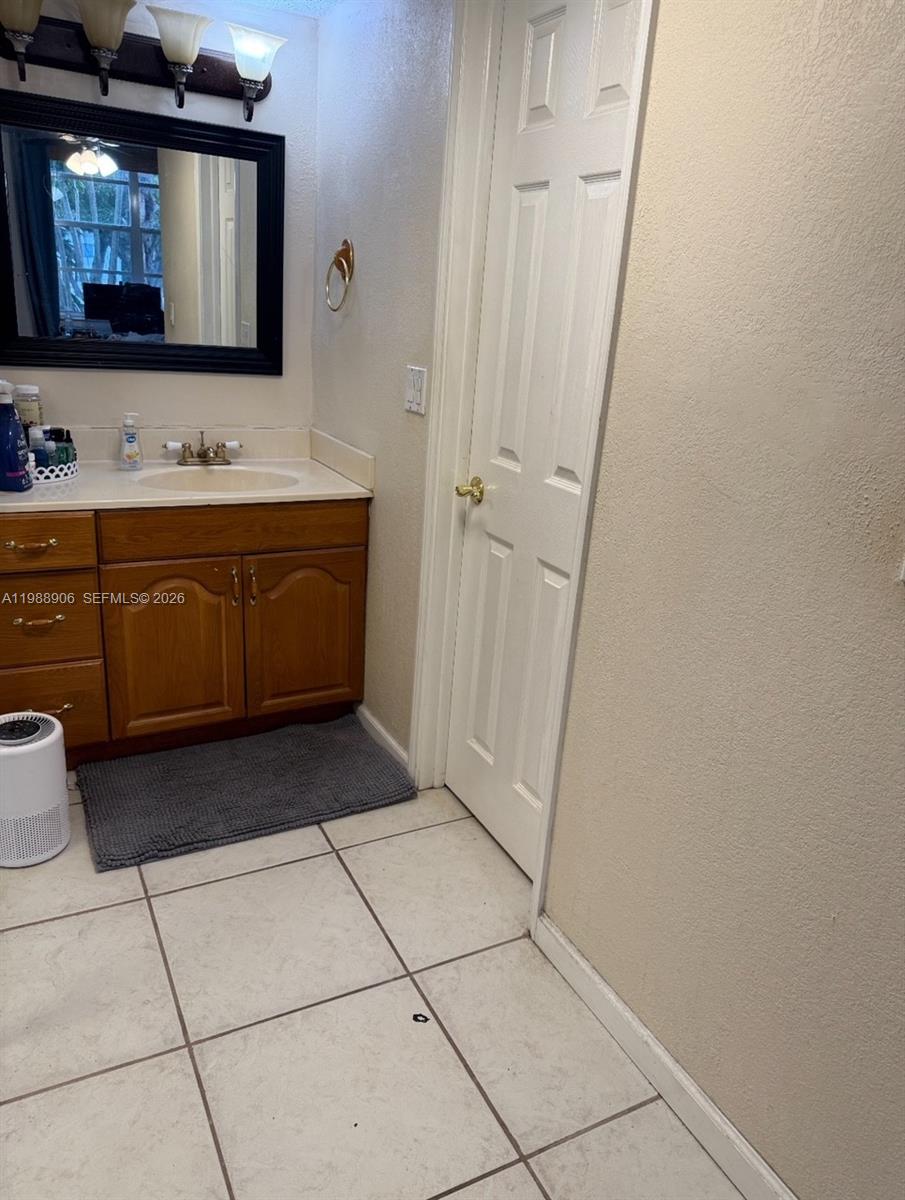 LIVE OAK CONDO ELEVEN - Residential Lease