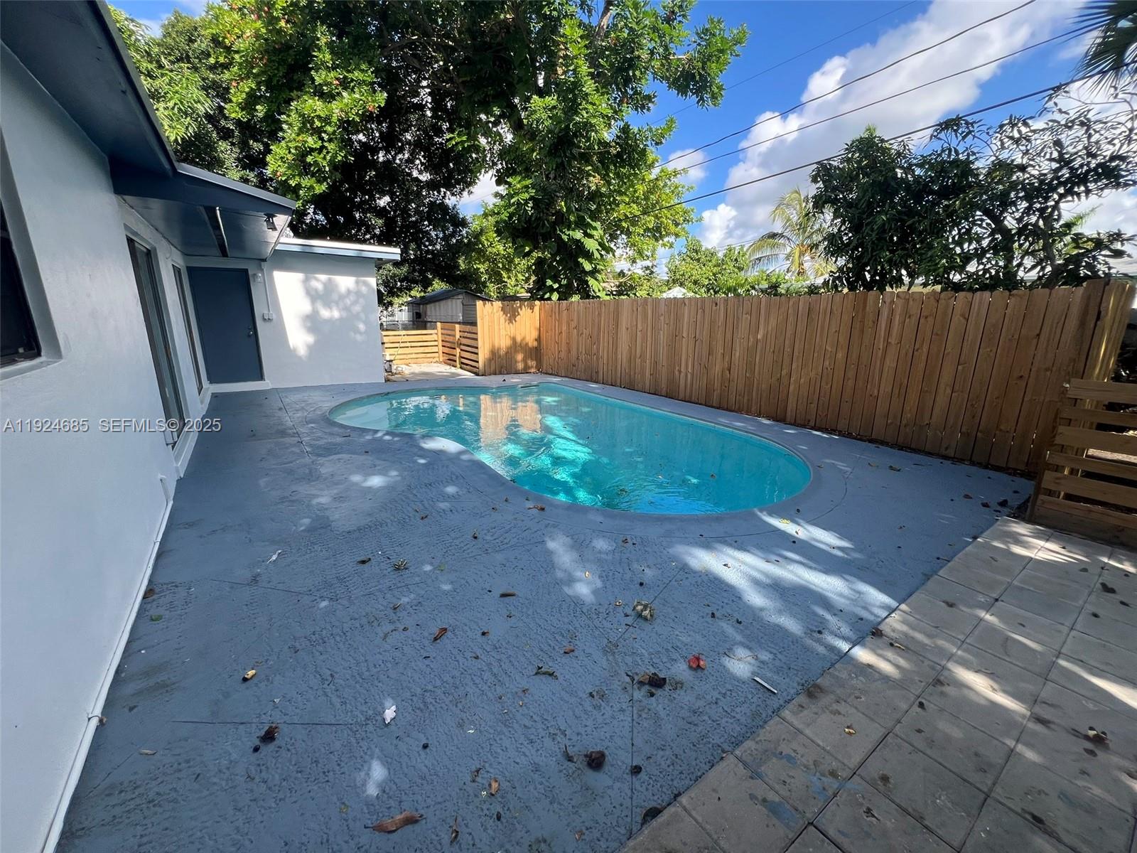 LAUDERDALE LAKES WEST GAT - Residential