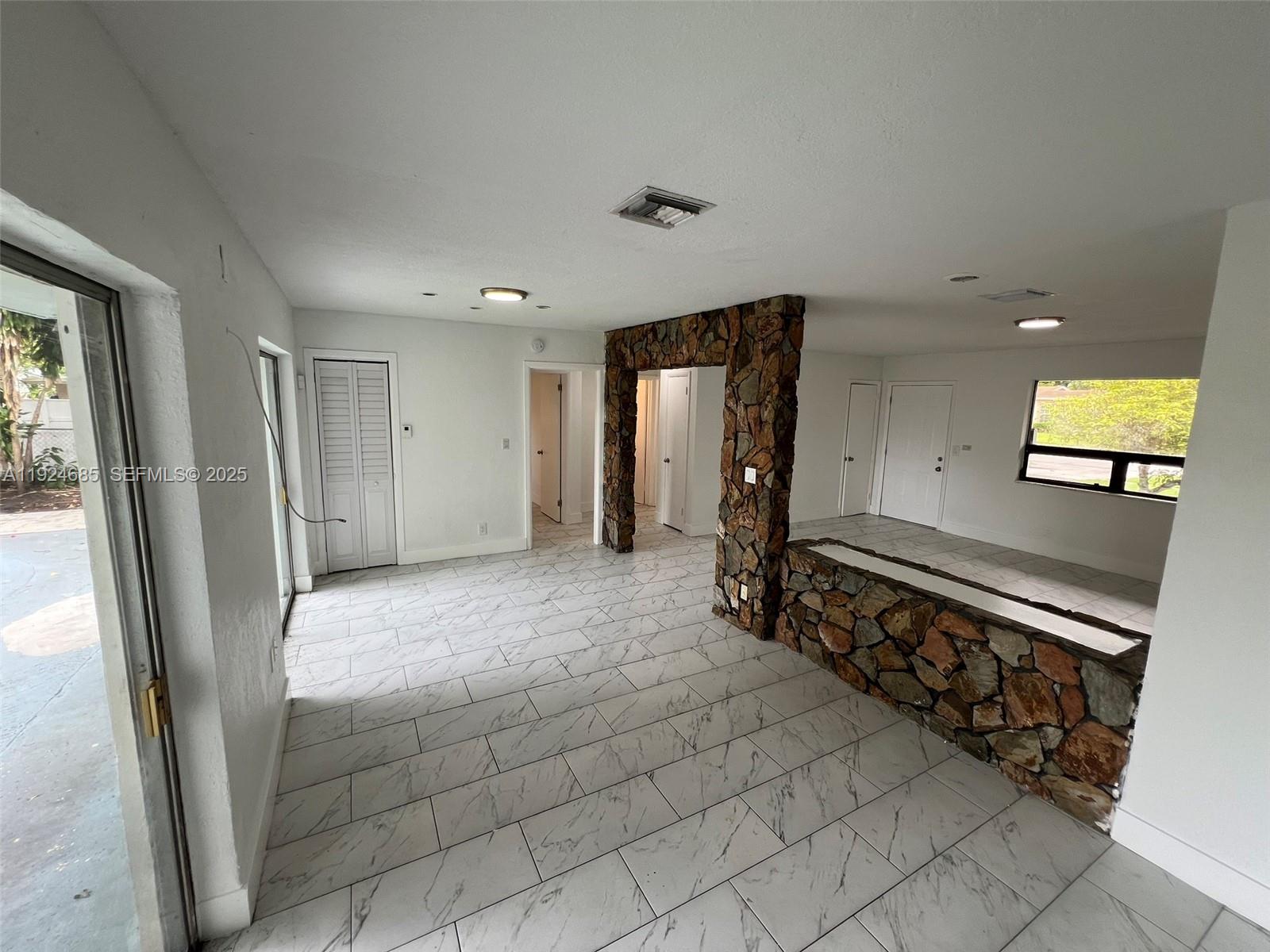 LAUDERDALE LAKES WEST GAT - Residential