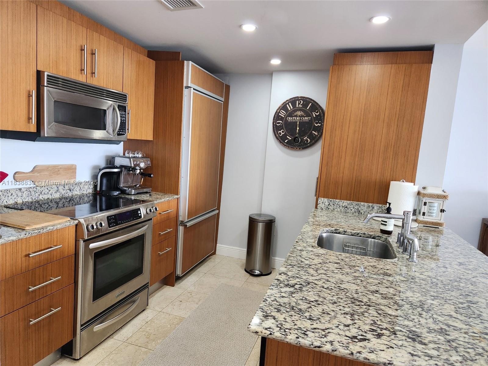10275 Collins Ave 824