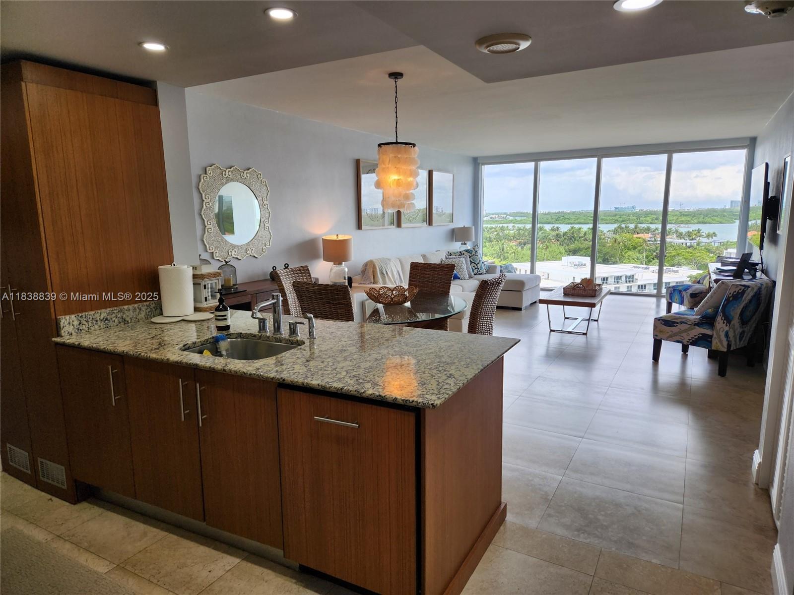 10275 Collins Ave 824
