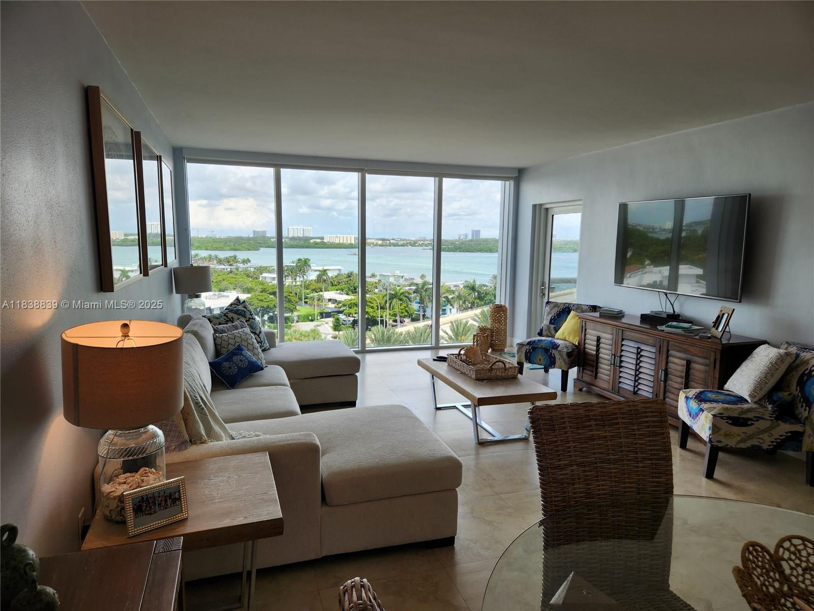 10275 Collins Ave 824