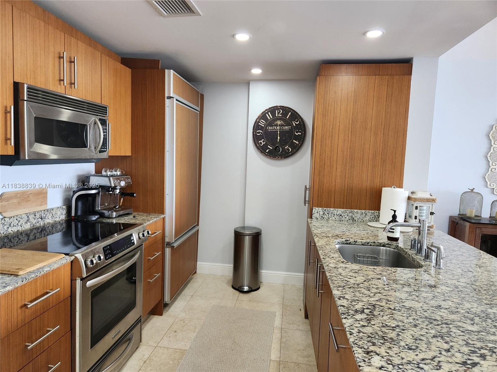 10275 Collins Ave 824