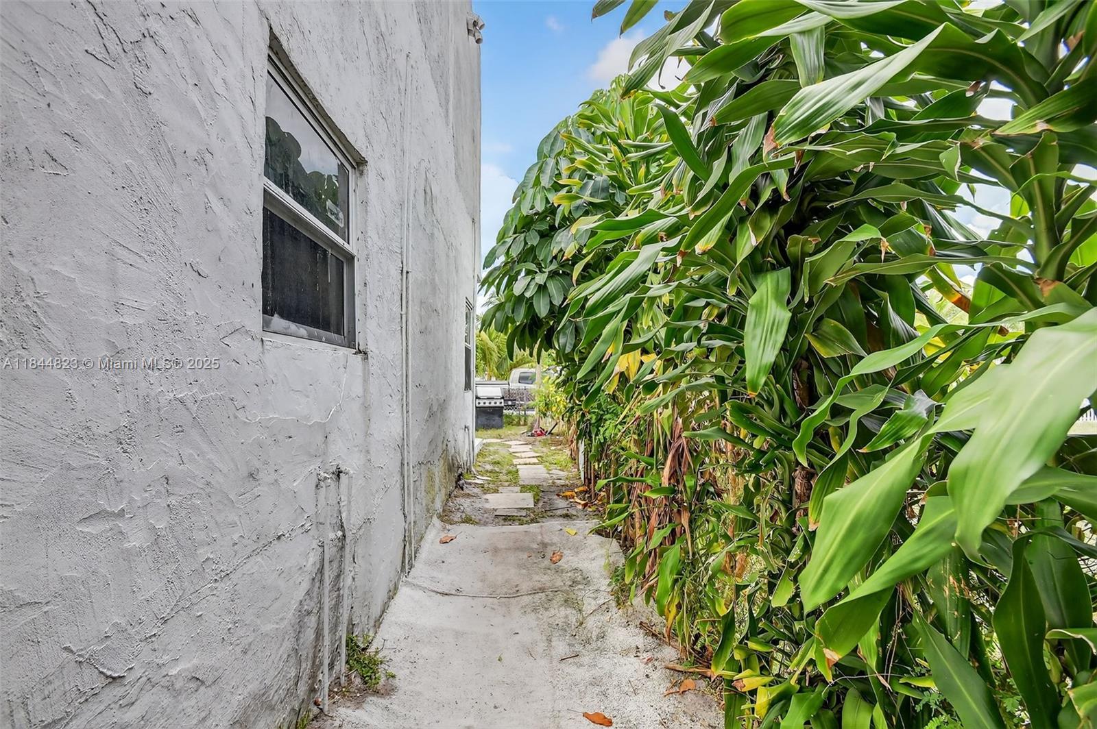 435 Avenida Alegre, West Palm Beach, FL, 33405/$440,000 4 435 Avenida Alegre