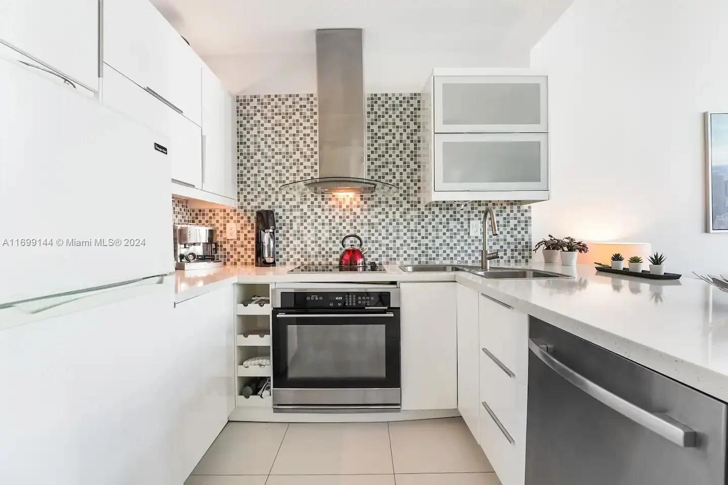 5445 Collins Ave TS11