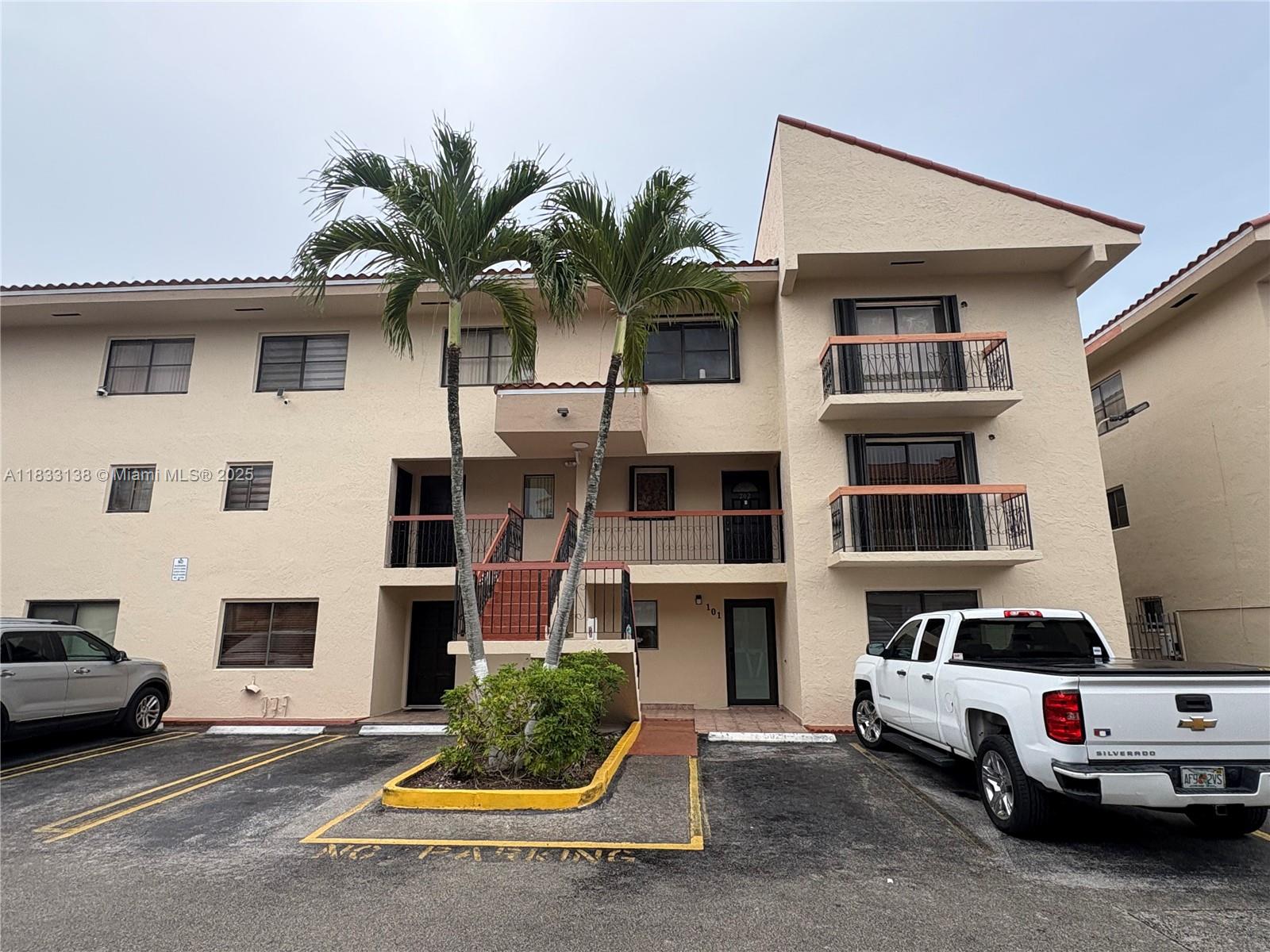 Spacious Townhouse for Rent in Vista Alegre! Welcome to this large and well-located townhouse in the heart of Hialeah! This two-story home offers 3 bedrooms and 2 bathrooms upstairs, plus a convenient half-bath downstairs. Enjoy a bright living room, a modern kitchen with stainless steel appliances, and in-unit washer and dryer. The property will be freshly painted before move-in. Centrally located close to schools, shopping, and major highways. Hurry—this opportunity won’t last!
***PER ASSOCIATION -NO PET ALLOWED***