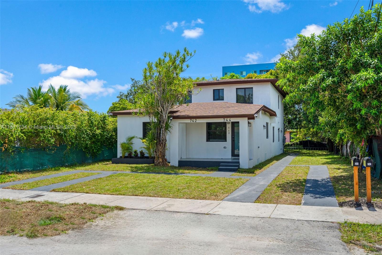 NEW PROPERTY READY FOR RENT! LARGE 3 BEDROOM 2 BATHROOM HOUSE FULLY FURNISHED AND IS 100% MOVE-IN READY. COMPLETELY UPDATED. WATER IS INCLUDED IN THE RENT. EASY TO SHOW AND QUICK APPROVAL. STAINLESS STEEL APPLIANCES, NEW TILES FLOORS, NEW ROOF, NEW KITCHEN, NEW BATHROOMS ETC.