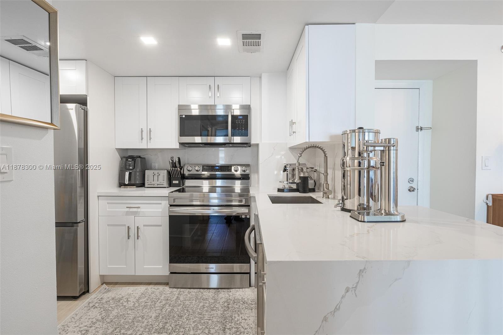 Experience refined living on the exclusive island of Brickell Key. This bright and spacious unit has been completely renovated from top to bottom, featuring state of the art finishes and brand new appliances throughout. It is of the largest 1-bedroom layout in the building and includes a sleek modern kitchen, upgraded bathroom, and a beautiful bay view, all designed with comfort and style in mind.
Step onto your private enclosed terrace to enjoy tranquil bay views or take advantage of the newly renovated amenity deck with a resort-style pool, BBQs, tennis/pickleball courts, revamped fitness center, golf, business center, and bay-view social room.
Perfectly located just minutes from Brickell, Downtown, Miami Beach, and MIA, this renovated home combines island serenity with city access