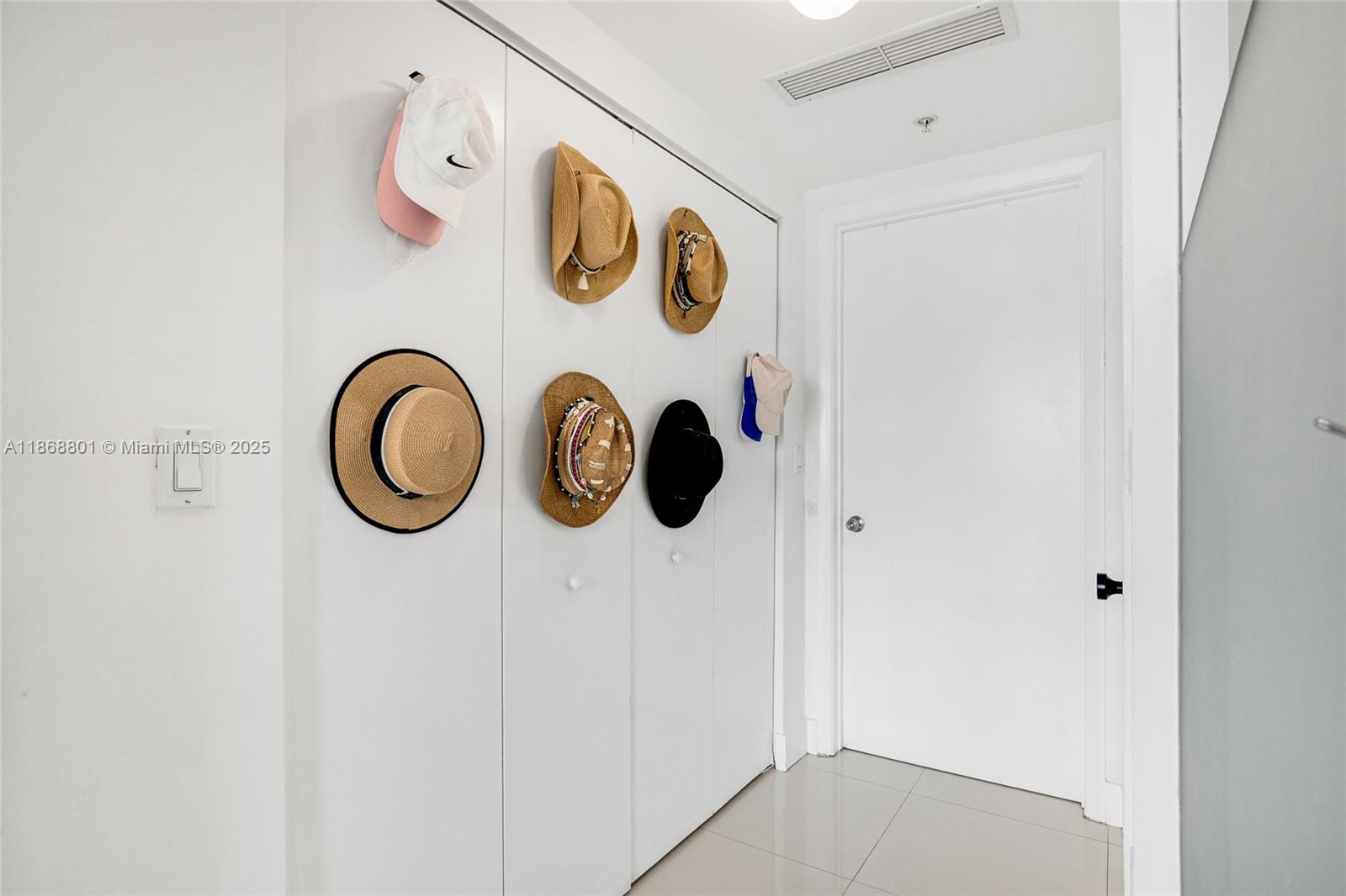 MINT CONDO - Residential