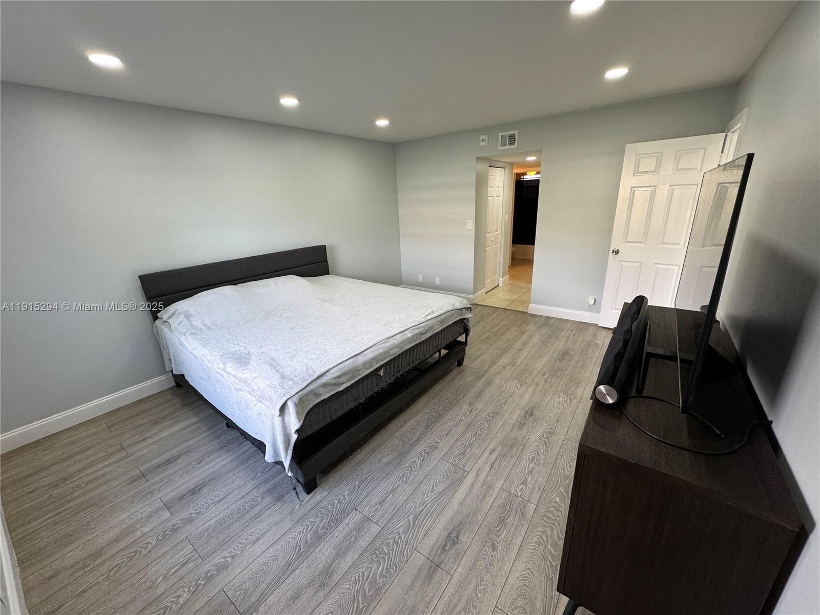 VILLAGE SQUARE CONDO - Residential Lease