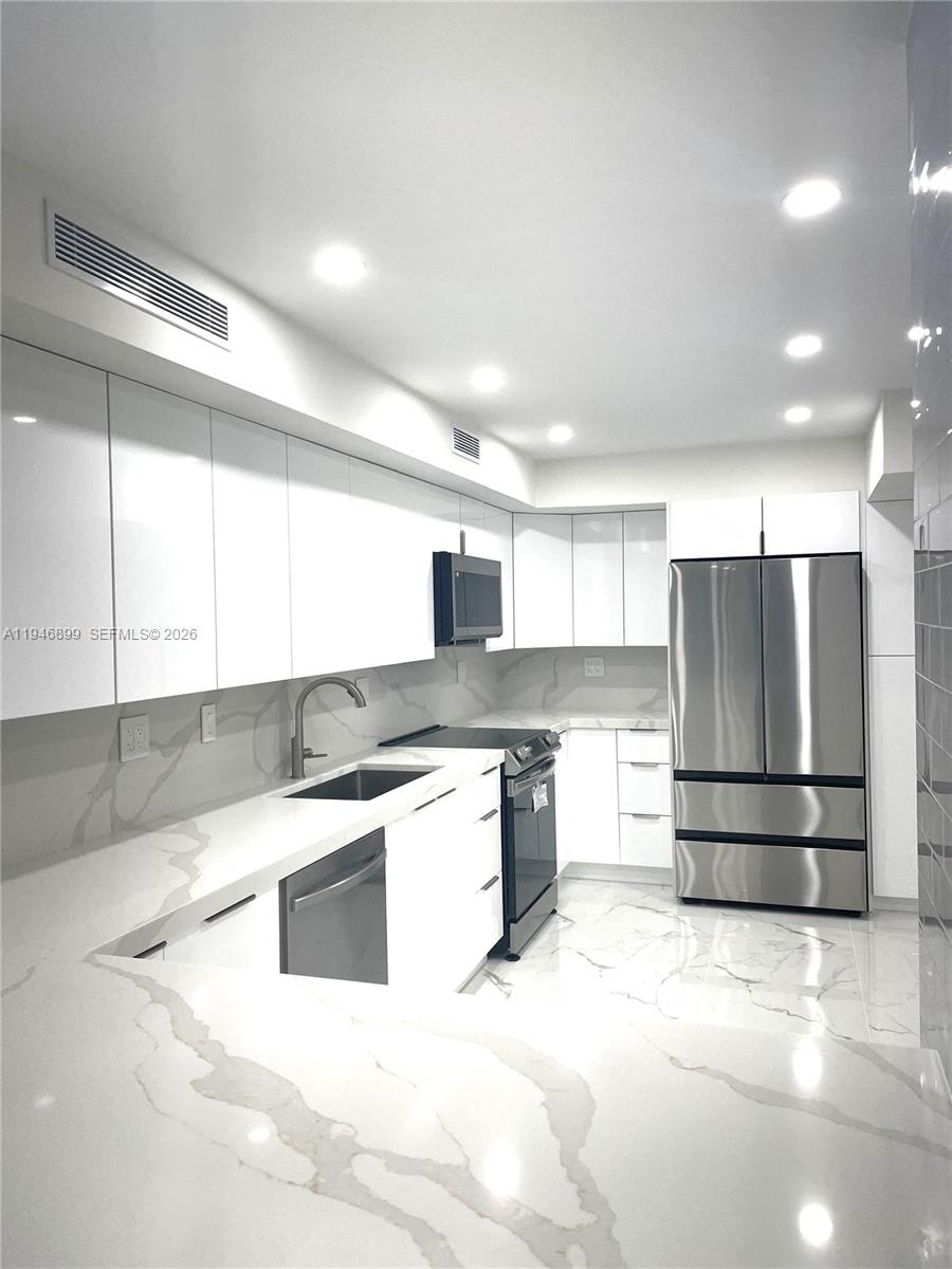 COMMODORE CONDO - Residential