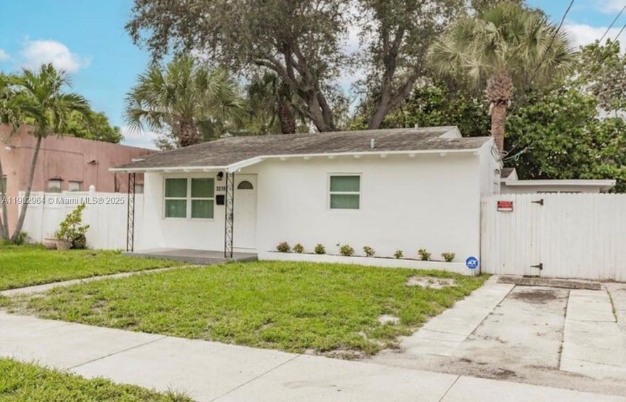 Charming 2 bedroom, 1 bathroom in a well maintained multi family home in the heart of WPB. Just steps across from the park and minutes from shopping, restaurants, and entertainment.