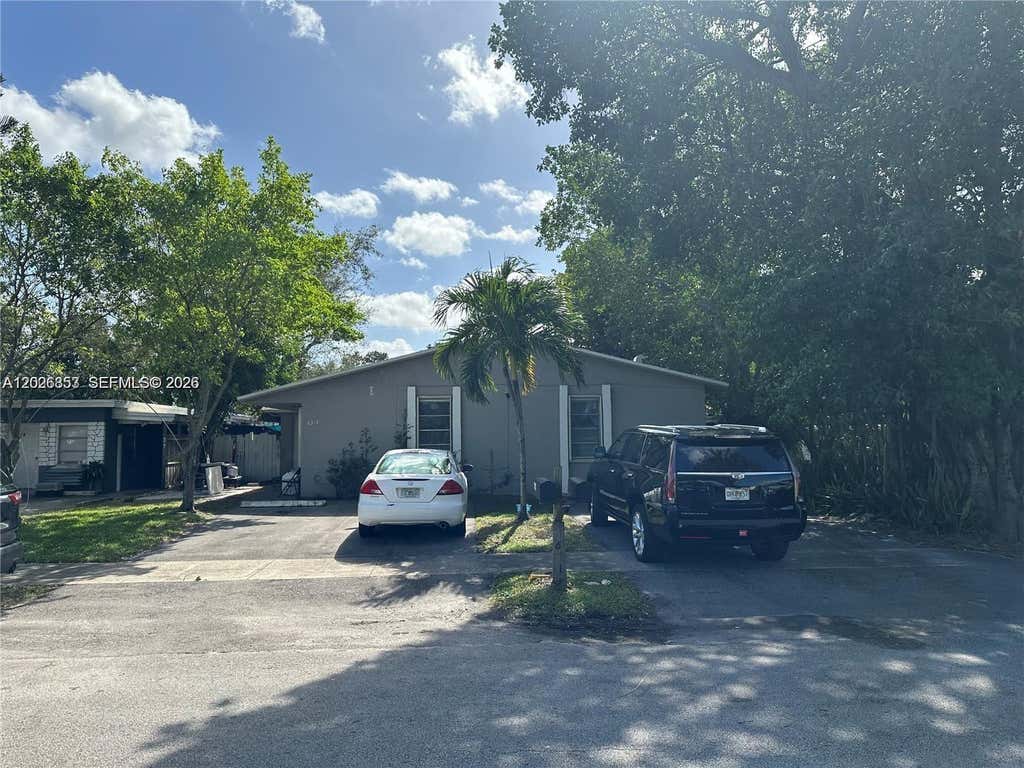 Photo of 6316 Lincoln St, Hollywood, FL 33024 (MLS # A12026353)