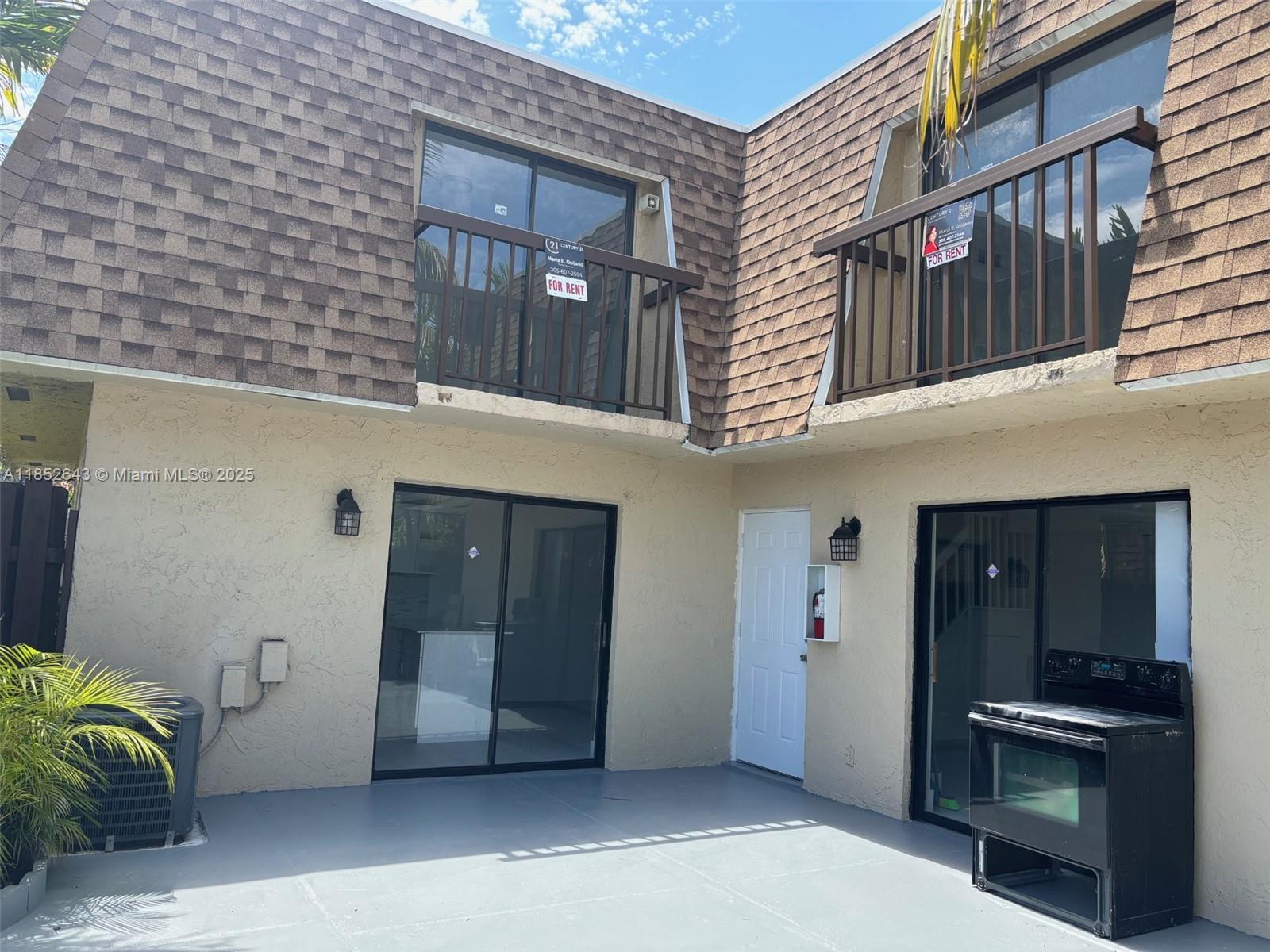 Great 2 story townhouse in LAGO GRANDE 2 large bedrooms , 2.5 bathrooms plus den or office.Ready to move in complete remodeled, new kitchen with stainless steel appliances, bathrooms has been remodeled, new washer and dryer and spacious fenced patio in the front.
Complex has gate security