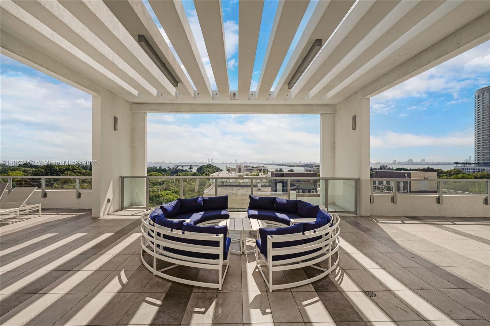 QUADRO CONDO - Residential