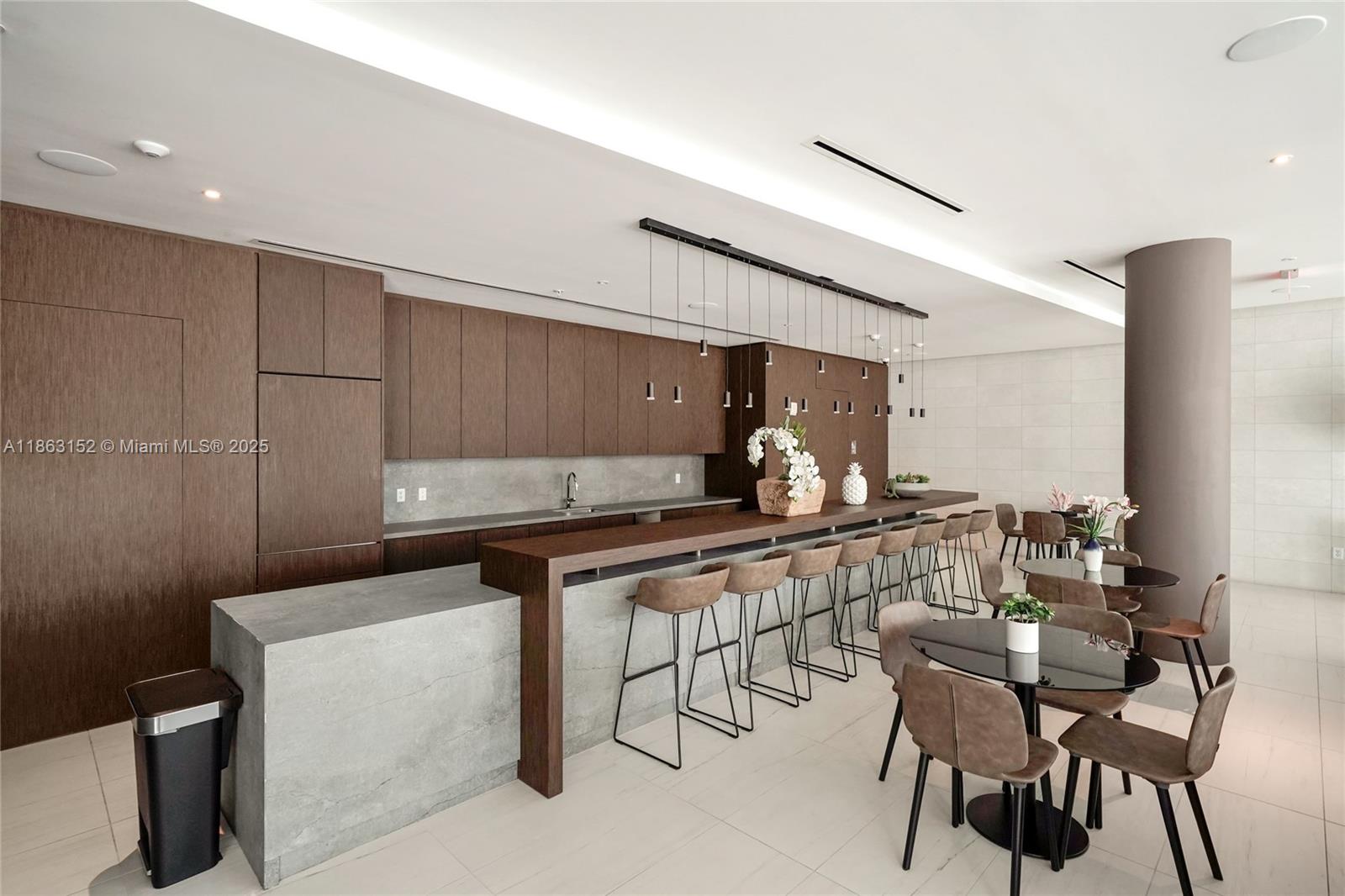 QUADRO CONDO - Residential