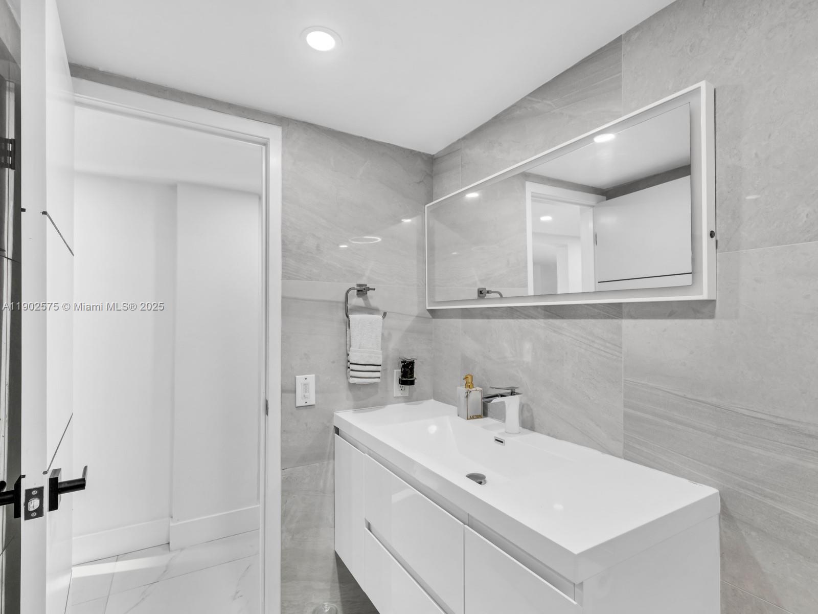 PALM-EAST GARDENS CONDO - Residential