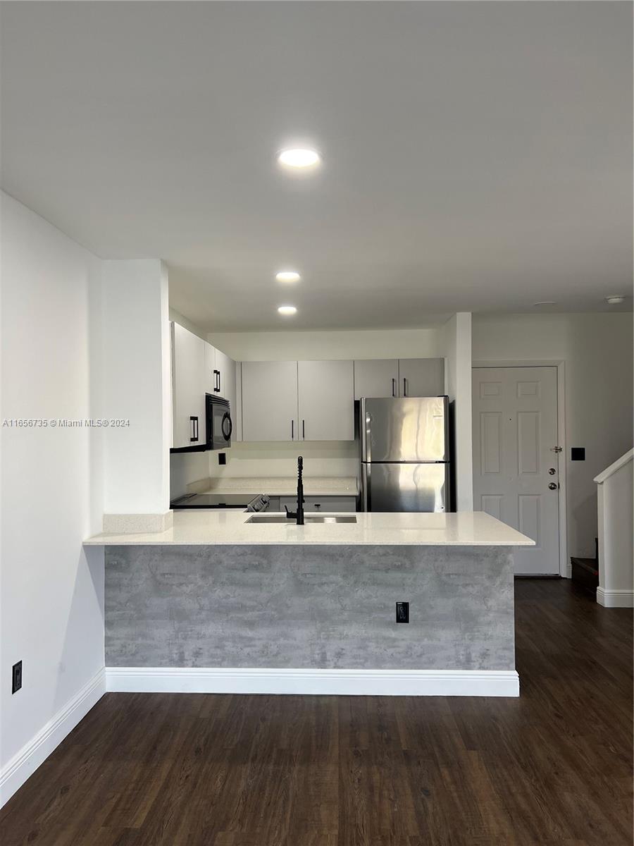 PALM LAKE CONDO - Residential