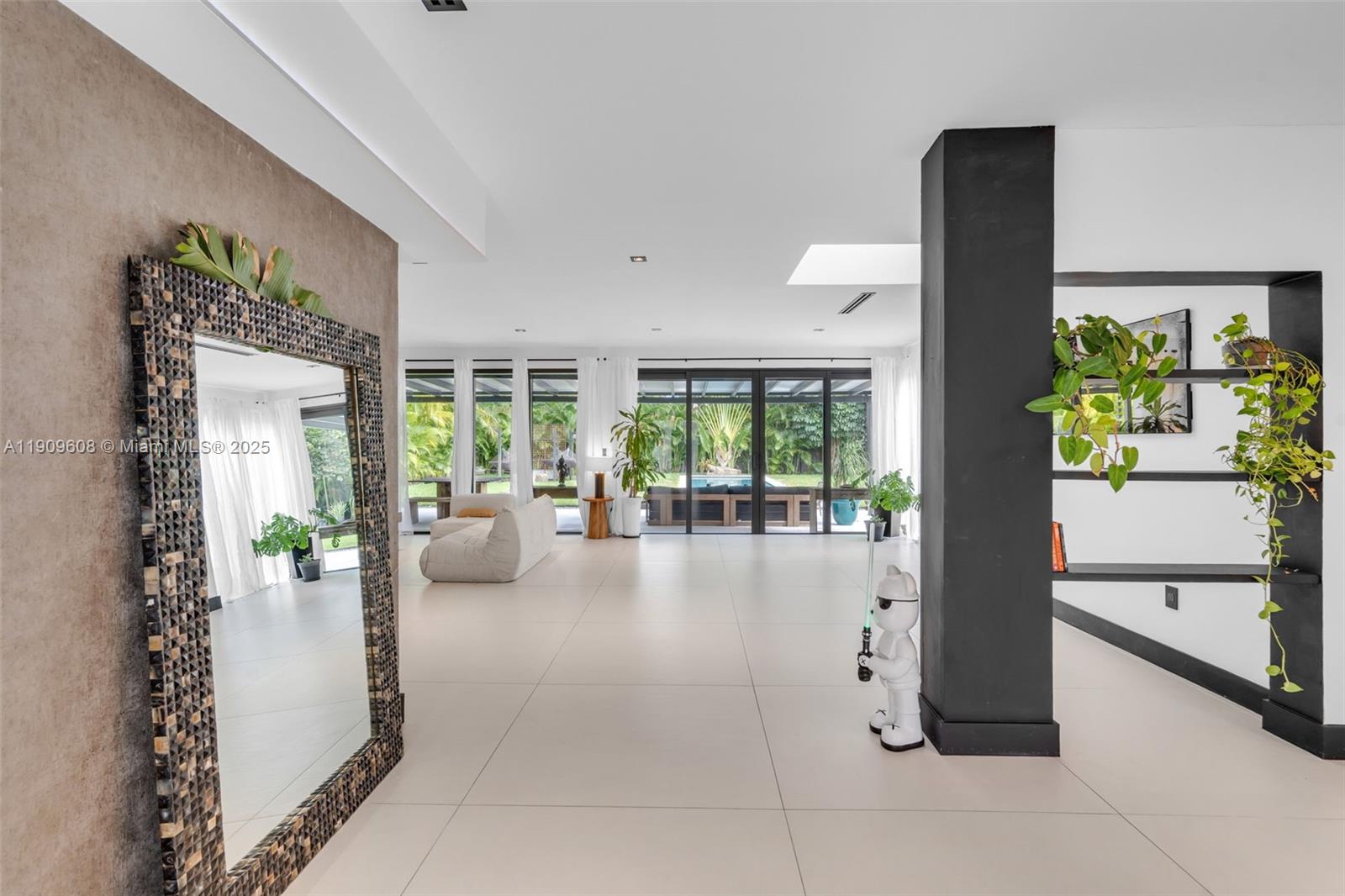 BISCAYNE PINES - Residential