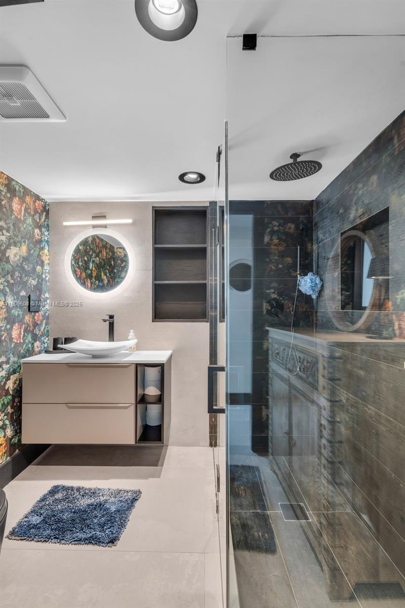 BISCAYNE PINES - Residential